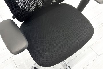 【ポリッシュ脚ピカピカ磨き有！】オカムラ シルフィーチェア 中古 2017年製 ハイバックメッシュ 可動肘 OKAMURA  Sylphy 中古オフィス家具 ブラックの画像