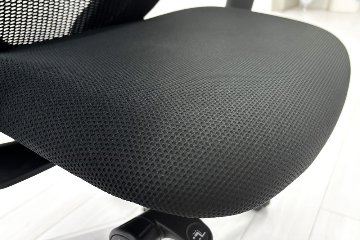 【ポリッシュ脚ピカピカ磨き有！】オカムラ シルフィーチェア 中古 2017年製 ハイバックメッシュ 可動肘 OKAMURA  Sylphy 中古オフィス家具 ブラックの画像