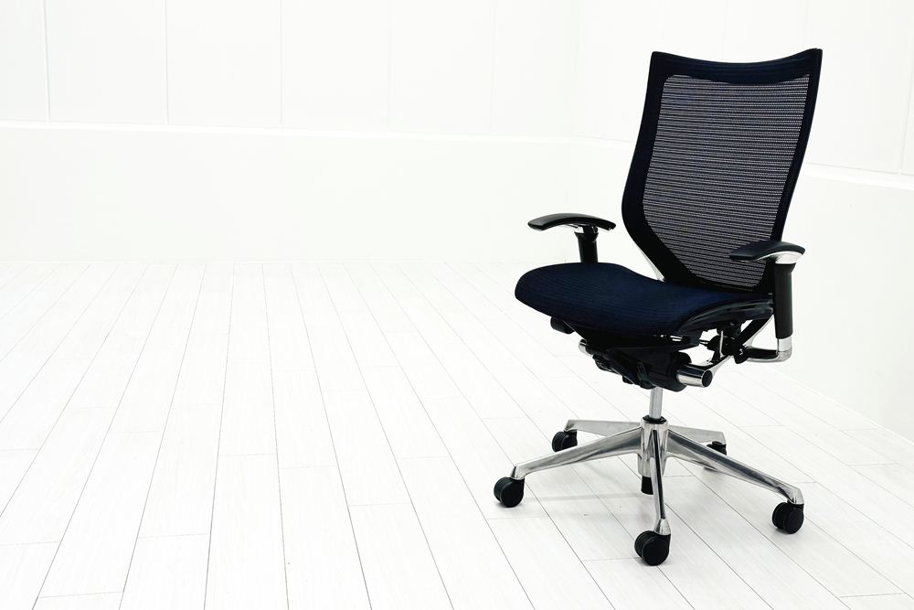 【ポリッシュ脚ピカピカ磨き有！】オカムラ バロンチェア 中古 OKAMURA Baron 中古オフィス家具 可動肘 ハイバック 座メッシュ ダークブルーの画像
