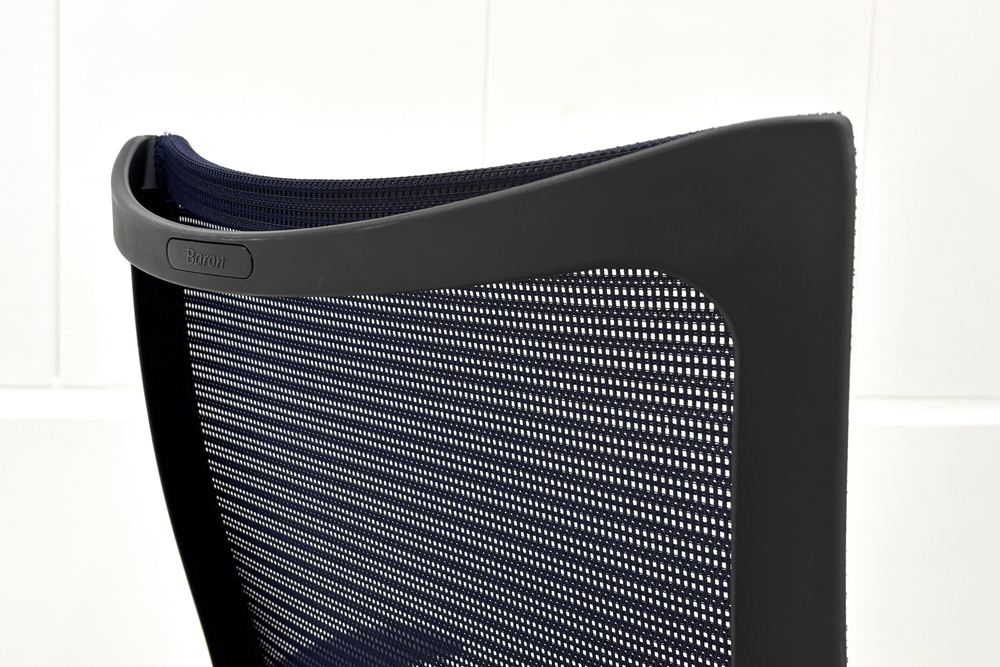 【ポリッシュ脚ピカピカ磨き有！】オカムラ バロンチェア 中古 OKAMURA Baron 中古オフィス家具 可動肘 ハイバック 座メッシュ ダークブルーの画像