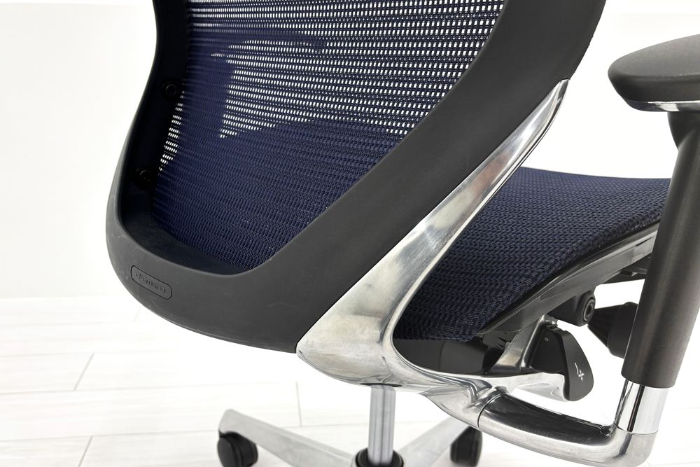 【ポリッシュ脚ピカピカ磨き有！】オカムラ バロンチェア 中古 OKAMURA Baron 中古オフィス家具 可動肘 ハイバック 座メッシュ ダークブルーの画像