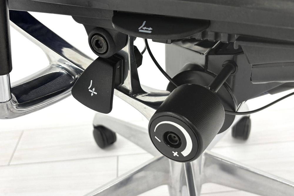 【ポリッシュ脚ピカピカ磨き有！】オカムラ バロンチェア 中古 OKAMURA Baron 中古オフィス家具 可動肘 ハイバック 座メッシュ ダークブルーの画像