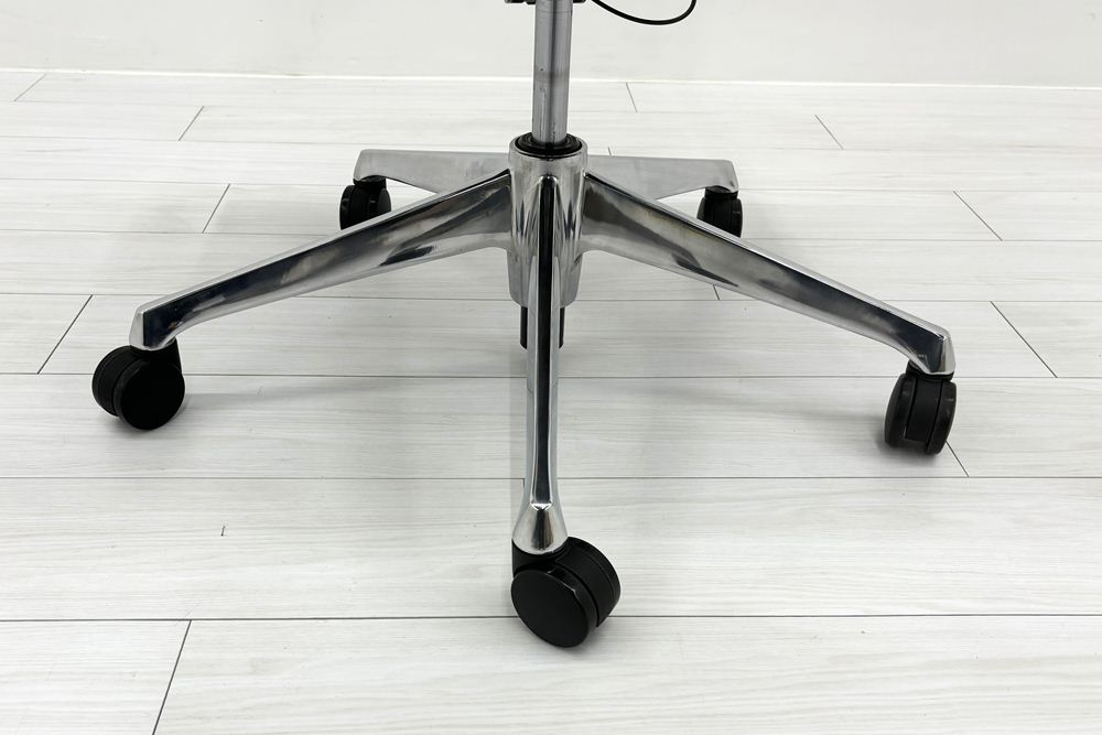 【ポリッシュ脚ピカピカ磨き有！】オカムラ バロンチェア 中古 OKAMURA Baron 中古オフィス家具 可動肘 ハイバック 座メッシュ ダークブルーの画像