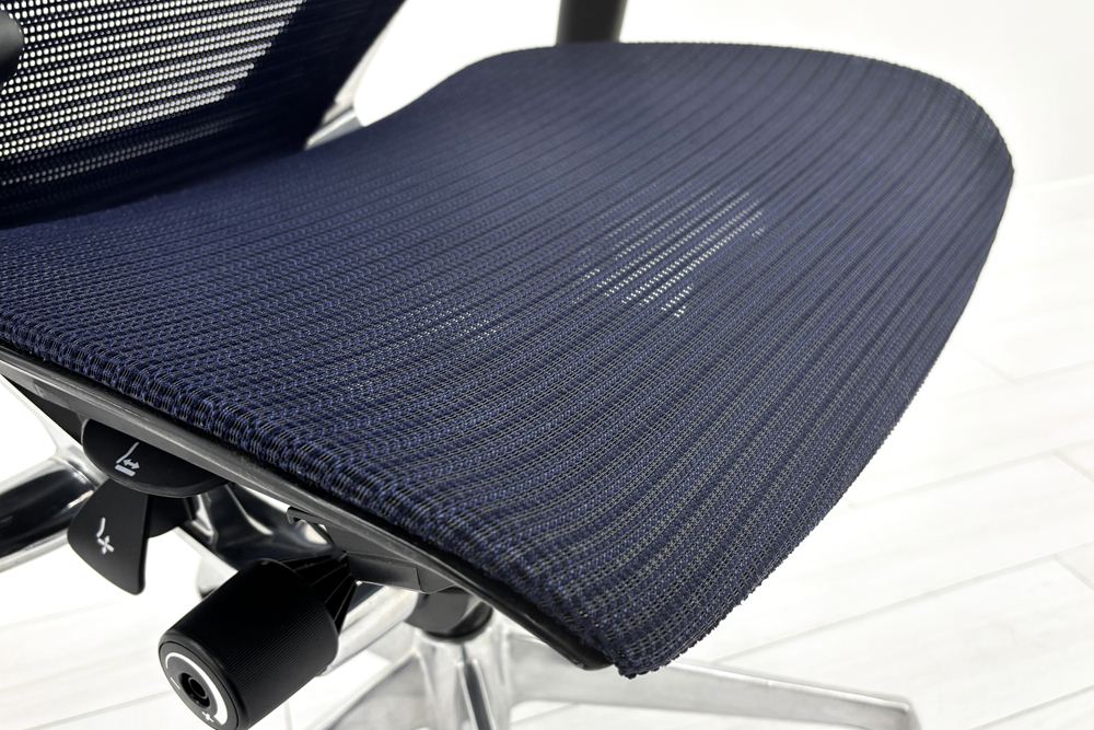 【ポリッシュ脚ピカピカ磨き有！】オカムラ バロンチェア 中古 OKAMURA Baron 中古オフィス家具 可動肘 ハイバック 座メッシュ ダークブルーの画像