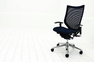 【ポリッシュ脚ピカピカ磨き有！】オカムラ バロンチェア 中古 OKAMURA Baron 中古オフィス家具 可動肘 ハイバック 座メッシュ ダークブルーの画像
