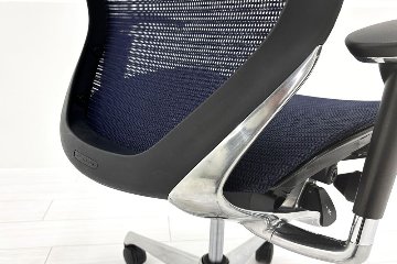 【ポリッシュ脚ピカピカ磨き有！】オカムラ バロンチェア 中古 OKAMURA Baron 中古オフィス家具 可動肘 ハイバック 座メッシュ ダークブルーの画像