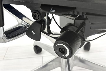 【ポリッシュ脚ピカピカ磨き有！】オカムラ バロンチェア 中古 OKAMURA Baron 中古オフィス家具 可動肘 ハイバック 座メッシュ ダークブルーの画像