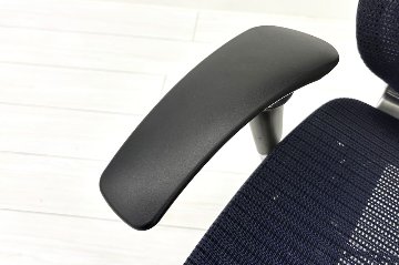 【ポリッシュ脚ピカピカ磨き有！】オカムラ バロンチェア 中古 OKAMURA Baron 中古オフィス家具 可動肘 ハイバック 座メッシュ ダークブルーの画像