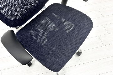【ポリッシュ脚ピカピカ磨き有！】オカムラ バロンチェア 中古 OKAMURA Baron 中古オフィス家具 可動肘 ハイバック 座メッシュ ダークブルーの画像