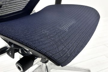 【ポリッシュ脚ピカピカ磨き有！】オカムラ バロンチェア 中古 OKAMURA Baron 中古オフィス家具 可動肘 ハイバック 座メッシュ ダークブルーの画像