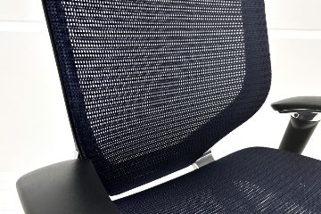 【ポリッシュ脚ピカピカ磨き有！】オカムラ バロンチェア 中古 OKAMURA Baron 中古オフィス家具 可動肘 ハイバック 座メッシュ ダークブルーの画像