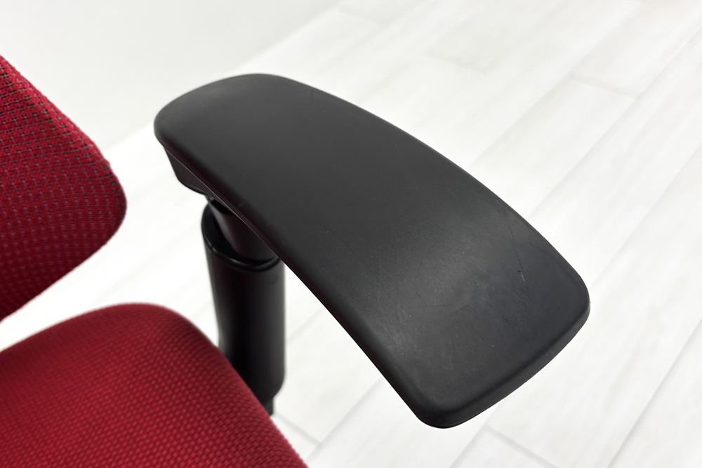 イトーキ エフチェア 中古 2017年製 クッション 可動肘 事務椅子 ITOKI 中古オフィス家具 レッドの画像