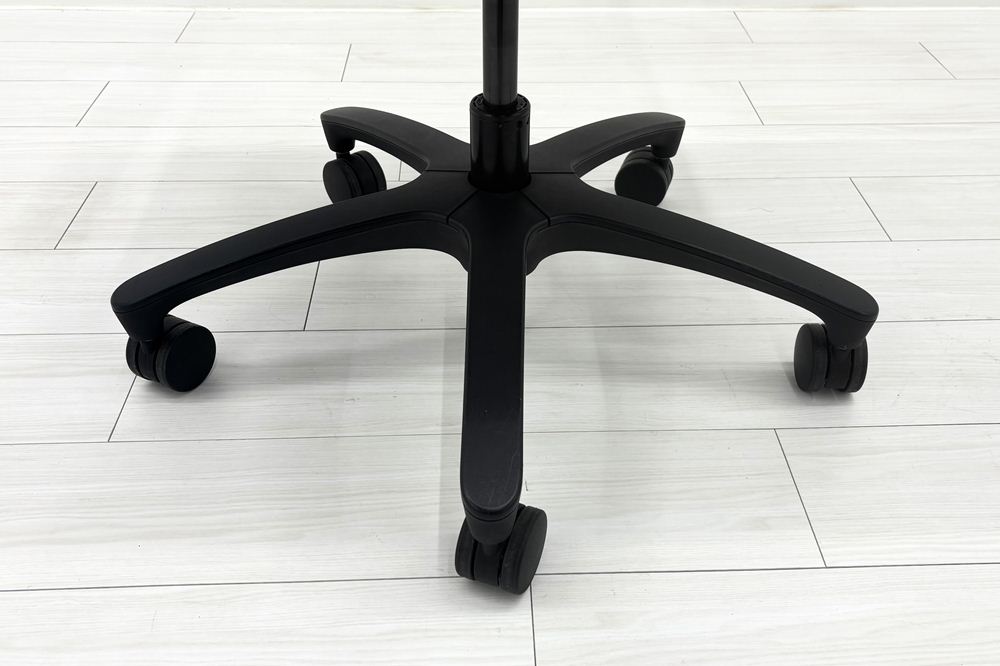 イトーキ エフチェア 中古 2017年製 クッション 可動肘 事務椅子 ITOKI 中古オフィス家具 レッドの画像