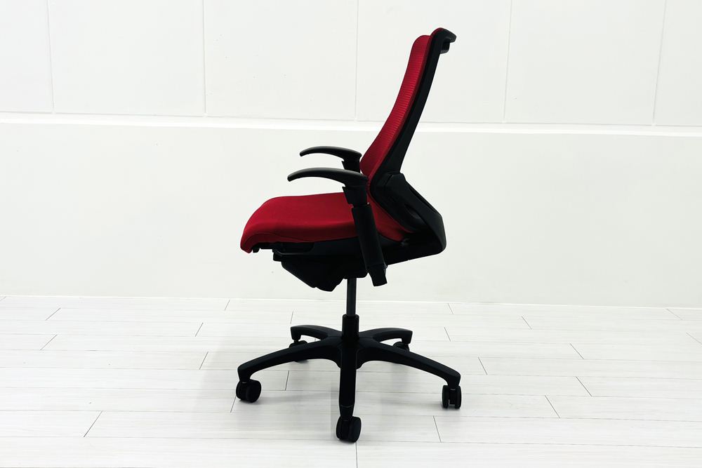 イトーキ エフチェア 中古 2017年製 クッション 可動肘 事務椅子 ITOKI 中古オフィス家具 レッドの画像