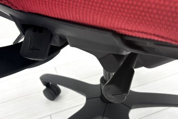 イトーキ エフチェア 中古 2017年製 クッション 可動肘 事務椅子 ITOKI 中古オフィス家具 レッドの画像
