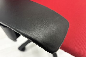 イトーキ エフチェア 中古 2017年製 クッション 可動肘 事務椅子 ITOKI 中古オフィス家具 レッドの画像