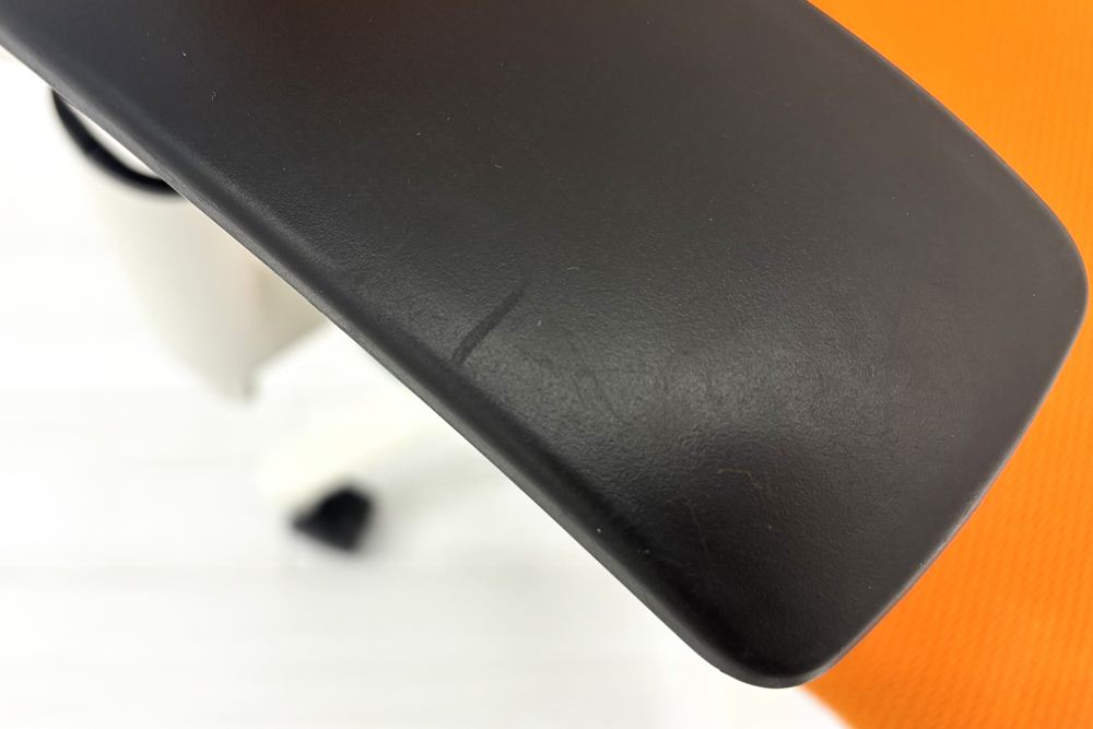 イトーキ エフチェア 中古 2016年製 クッション 可動肘 事務椅子 ITOKI 中古オフィス家具 オレンジの画像