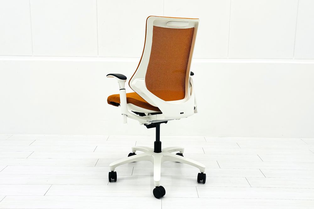イトーキ エフチェア 中古 2016年製 クッション 可動肘 事務椅子 ITOKI 中古オフィス家具 オレンジの画像