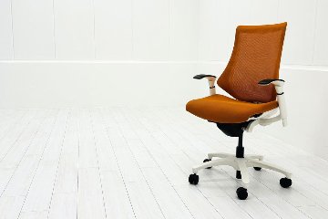 イトーキ エフチェア 中古 2016年製 クッション 可動肘 事務椅子 ITOKI 中古オフィス家具 オレンジの画像