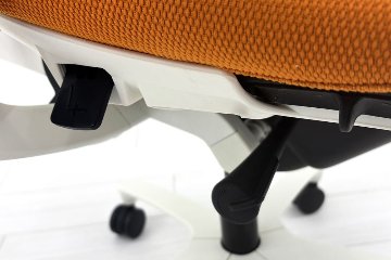 イトーキ エフチェア 中古 2016年製 クッション 可動肘 事務椅子 ITOKI 中古オフィス家具 オレンジの画像