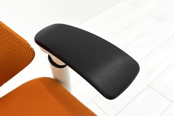 イトーキ エフチェア 中古 2016年製 クッション 可動肘 事務椅子 ITOKI 中古オフィス家具 オレンジの画像