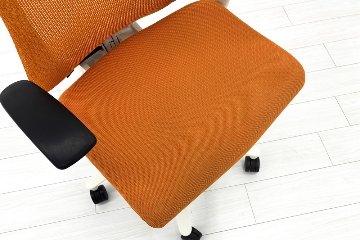 イトーキ エフチェア 中古 2016年製 クッション 可動肘 事務椅子 ITOKI 中古オフィス家具 オレンジの画像