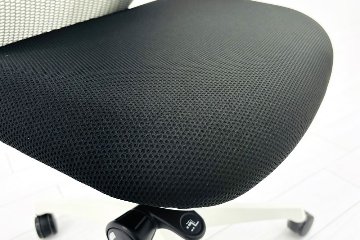 オカムラ シルフィーチェア 中古 2017年製 OKAMURA Sylphy ハイバック 肘無 背メッシュ 中古オフィス家具 ブラック/グレーの画像