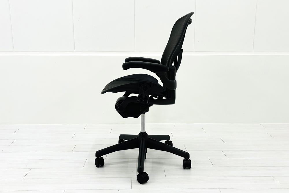 ハーマンミラー アーロンチェア 中古 Bサイズ Herman Miller Aeron Chairs 中古オフィス家具 前傾チルト 固定肘 ポスチャーフィットの画像