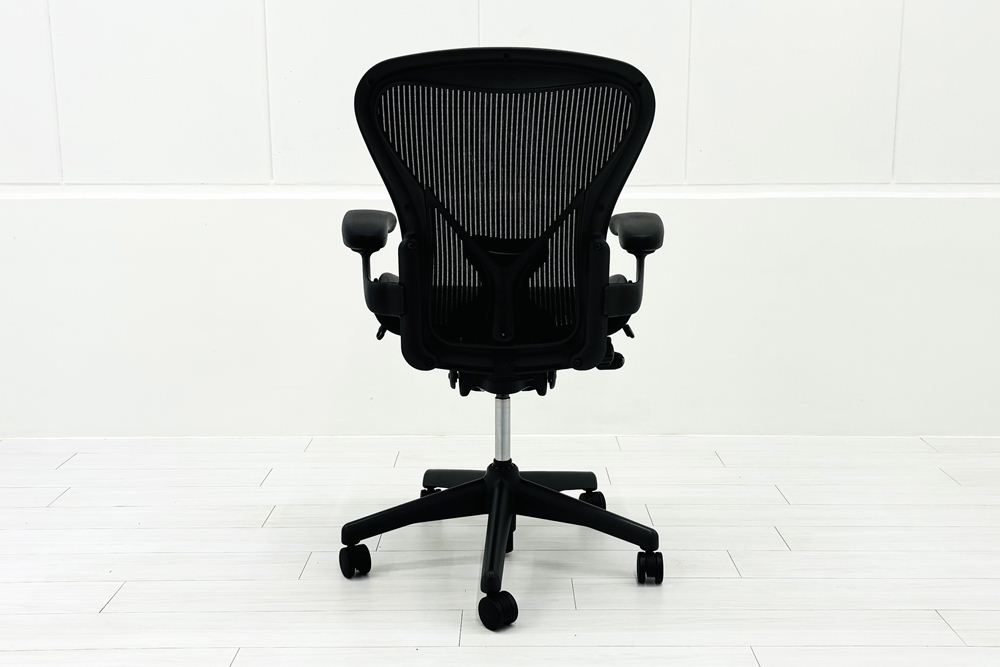 ハーマンミラー アーロンチェア 中古 Bサイズ Herman Miller Aeron Chairs 中古オフィス家具 前傾チルト 固定肘 ポスチャーフィットの画像