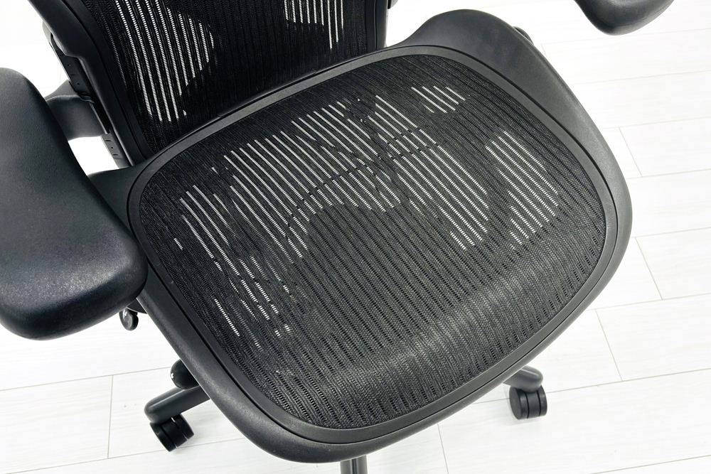 ハーマンミラー アーロンチェア 中古 Bサイズ Herman Miller Aeron Chairs 中古オフィス家具 前傾チルト 固定肘 ポスチャーフィットの画像