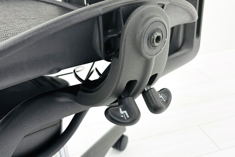 【消耗パーツ交換】 ハーマンミラー アーロンチェア Bサイズ フル装備 中古 ポスチャーフィット Herman Miller Aeron Chair 中古オフィス家具 肘レバータイプの画像