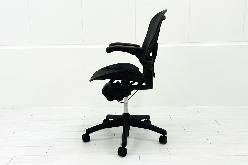 【消耗パーツ交換】 ハーマンミラー アーロンチェア Bサイズ フル装備 中古 ポスチャーフィット Herman Miller Aeron Chair 中古オフィス家具 肘レバータイプの画像