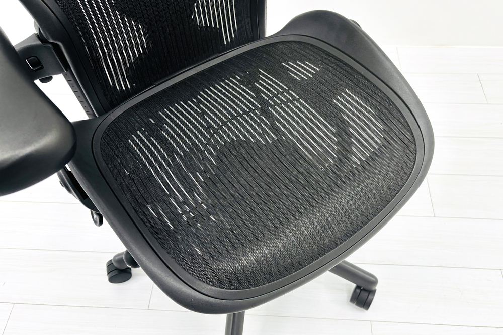 【消耗パーツ交換】 ハーマンミラー アーロンチェア Bサイズ フル装備 中古 ポスチャーフィット Herman Miller Aeron Chair 中古オフィス家具 肘レバータイプの画像