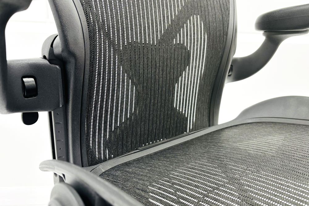 【消耗パーツ交換】 ハーマンミラー アーロンチェア Bサイズ フル装備 中古 ポスチャーフィット Herman Miller Aeron Chair 中古オフィス家具 肘レバータイプの画像
