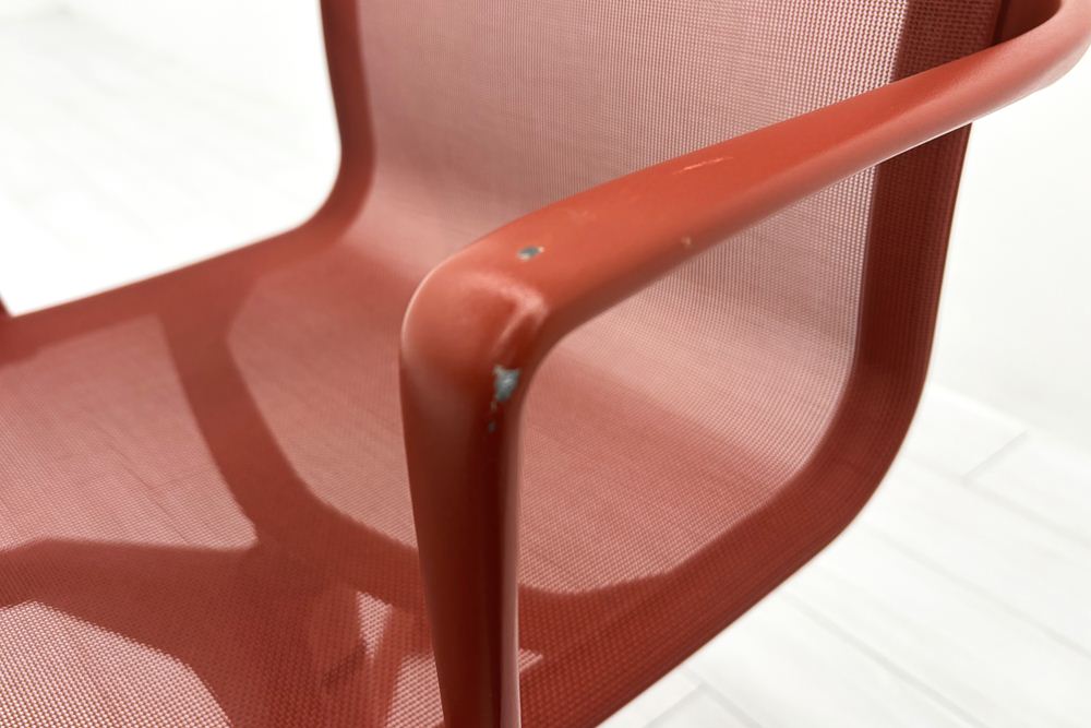 カッシーナ アリアス ローリングフレーム 中古 メッシュ 肘付 Cassina Alias ROLLINGFRAME ミーティングチェア 中古オフィス家具 レッドの画像