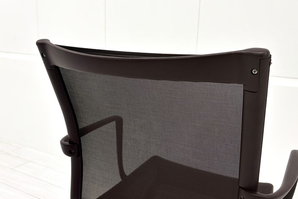 カッシーナ アリアス ローリングフレーム 中古 メッシュ 肘付 Cassina Alias ROLLINGFRAME ミーティングチェア 中古オフィス家具 ブラウンの画像