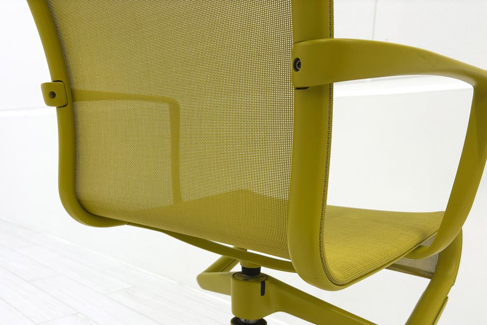 カッシーナ アリアス ローリングフレーム 中古 メッシュ 肘付 Cassina Alias ROLLINGFRAME ミーティングチェア 中古オフィス家具 イエローの画像