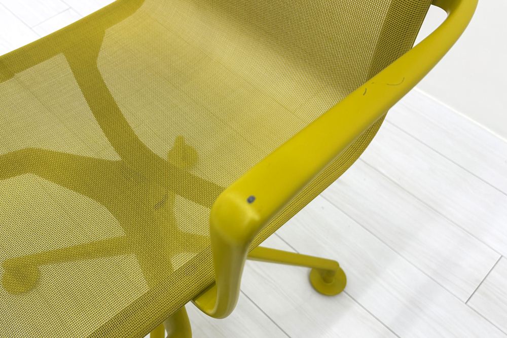 カッシーナ アリアス ローリングフレーム 中古 メッシュ 肘付 Cassina Alias ROLLINGFRAME ミーティングチェア 中古オフィス家具 イエローの画像