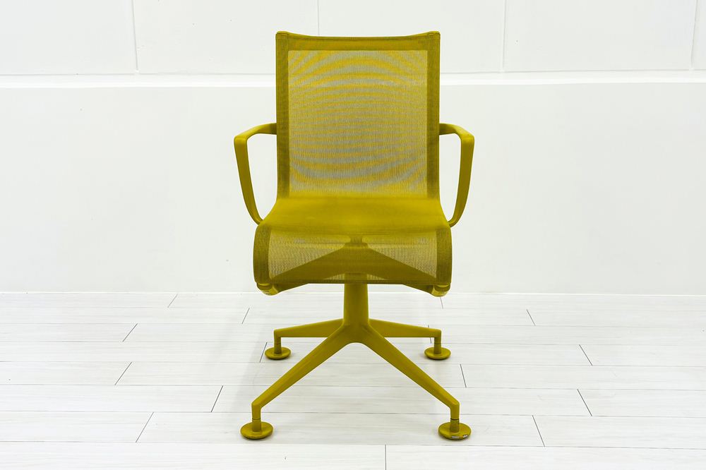 カッシーナ アリアス ローリングフレーム 中古 メッシュ 肘付 Cassina Alias ROLLINGFRAME ミーティングチェア 中古オフィス家具 イエローの画像