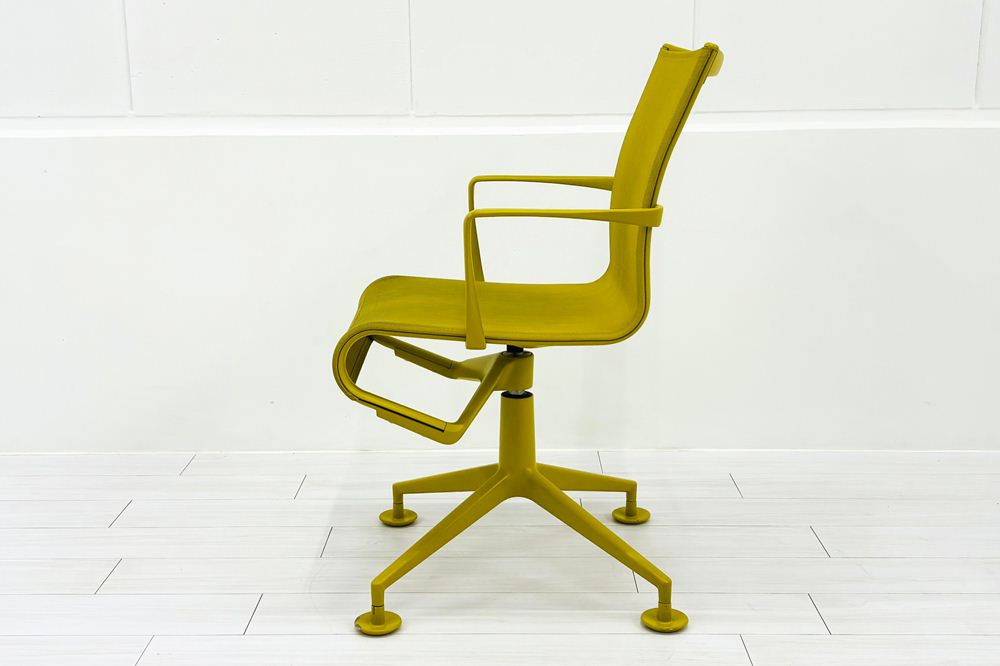 カッシーナ アリアス ローリングフレーム 中古 メッシュ 肘付 Cassina Alias ROLLINGFRAME ミーティングチェア 中古オフィス家具 イエローの画像
