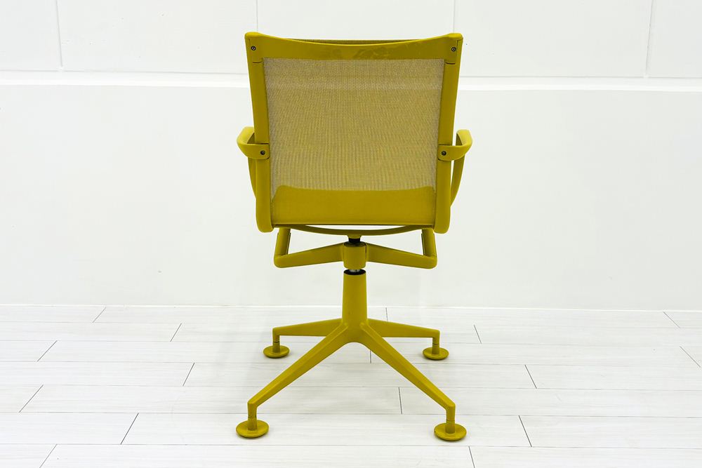 カッシーナ アリアス ローリングフレーム 中古 メッシュ 肘付 Cassina Alias ROLLINGFRAME ミーティングチェア 中古オフィス家具 イエローの画像