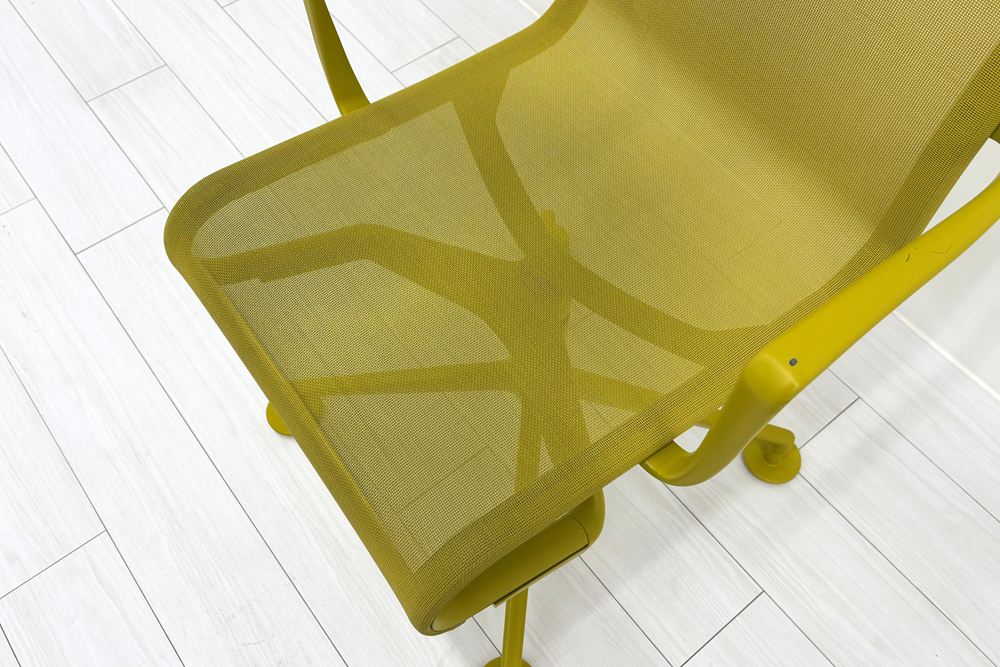 カッシーナ アリアス ローリングフレーム 中古 メッシュ 肘付 Cassina Alias ROLLINGFRAME ミーティングチェア 中古オフィス家具 イエローの画像