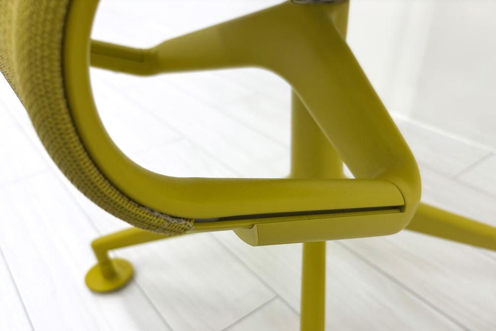 カッシーナ アリアス ローリングフレーム 中古 メッシュ 肘付 Cassina Alias ROLLINGFRAME ミーティングチェア 中古オフィス家具 イエローの画像