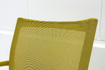 カッシーナ アリアス ローリングフレーム 中古 メッシュ 肘付 Cassina Alias ROLLINGFRAME ミーティングチェア 中古オフィス家具 イエローの画像