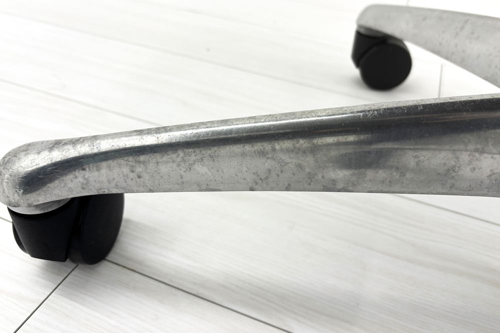 フィーゴチェア オカムラ 2016年製 フィーゴ 中古 オフィスチェア レッド ミドルバック  中古オフィス家具の画像