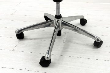 フィーゴチェア オカムラ 2016年製 フィーゴ 中古 オフィスチェア レッド ミドルバック  中古オフィス家具の画像