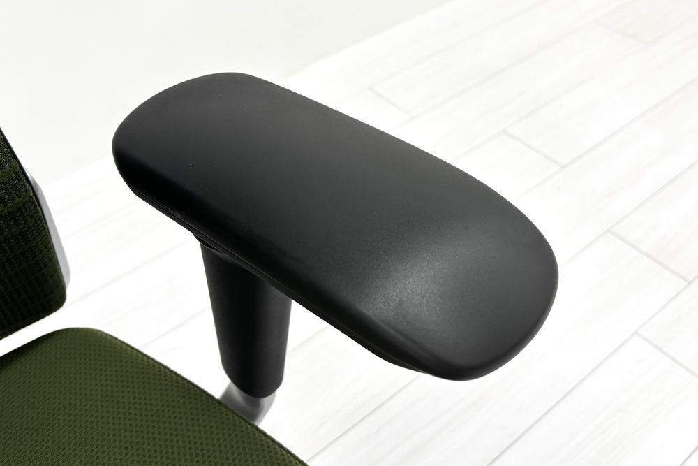 オカムラ コーラルチェア 中古 コーラル エクストラハイバック メッシュ 可動肘 ヘッドレスト付 中古オフィス家具 ダークグリーンの画像