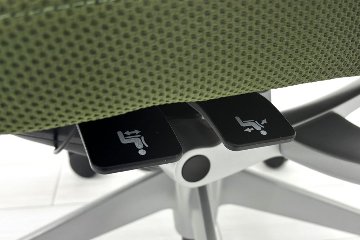 オカムラ コーラルチェア 中古 コーラル エクストラハイバック メッシュ 可動肘 ヘッドレスト付 中古オフィス家具 ダークグリーンの画像