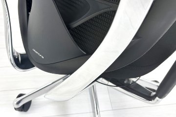【ポリッシュ脚ピカピカ磨き有！】オカムラ コンテッサセコンダ 大型ヘッドレスト付 Contessa seconda 2018年製 中古 中古オフィス家具 ブラックの画像