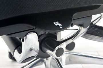 【ポリッシュ脚ピカピカ磨き有！】オカムラ コンテッサセコンダ 大型ヘッドレスト付 Contessa seconda 2018年製 中古 中古オフィス家具 ブラックの画像